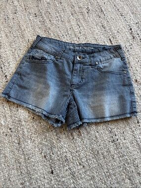 Cowgirl Tuff Pinstripe Shorts, sz 26